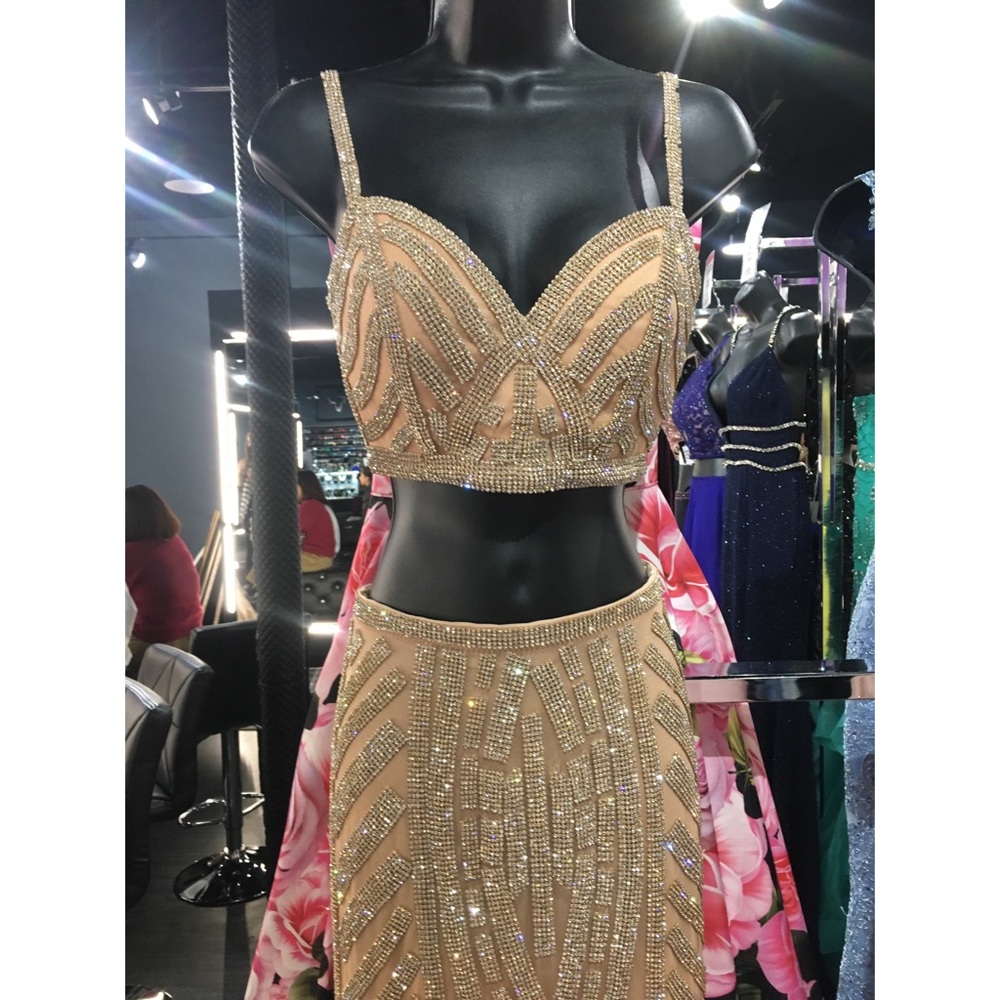 Dress - Picture 4 of 7
